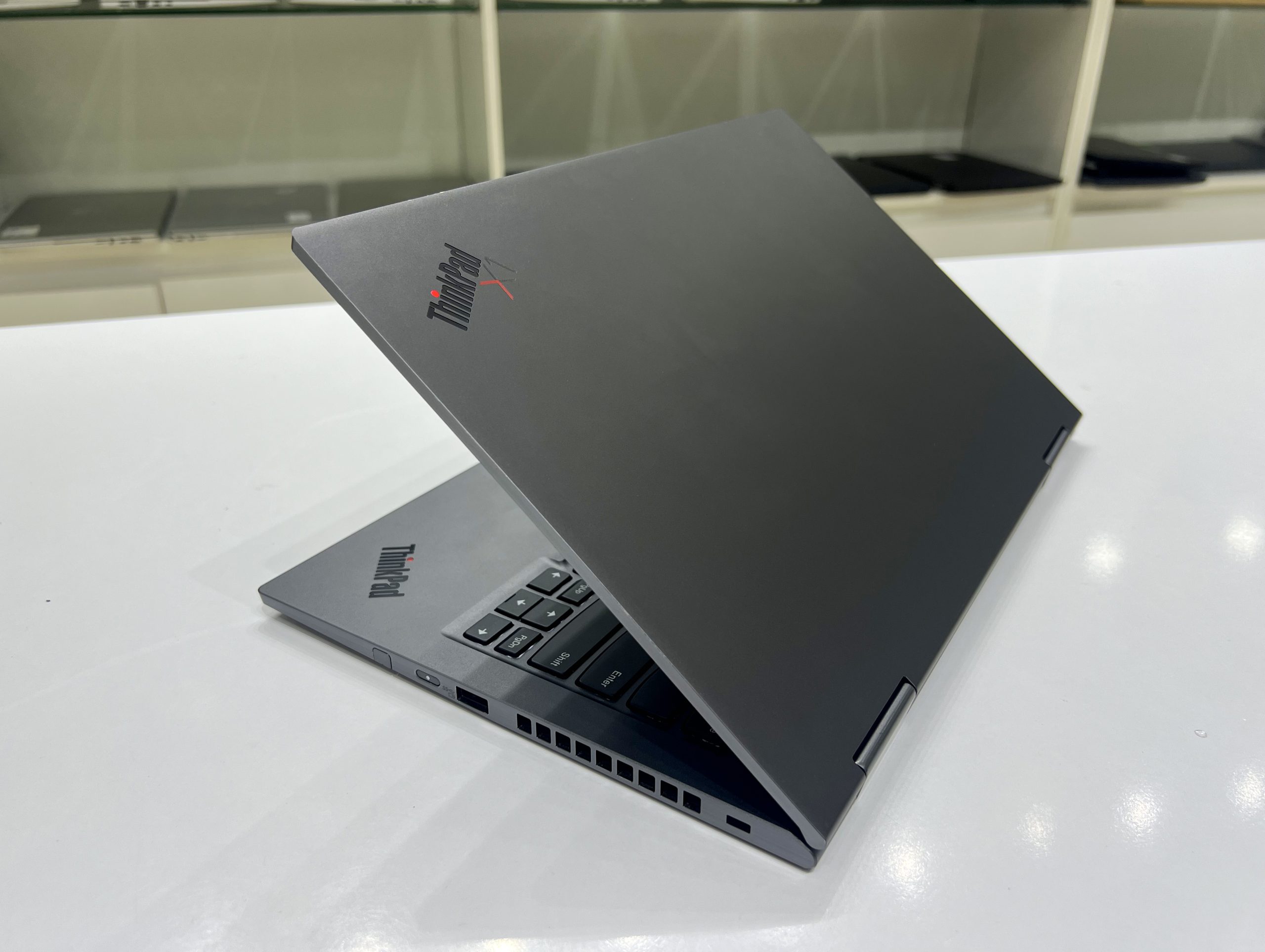 Lenovo Thinkpad X1 Yoga Gen 4 ໝູນພັບ 360 ອົງສາ