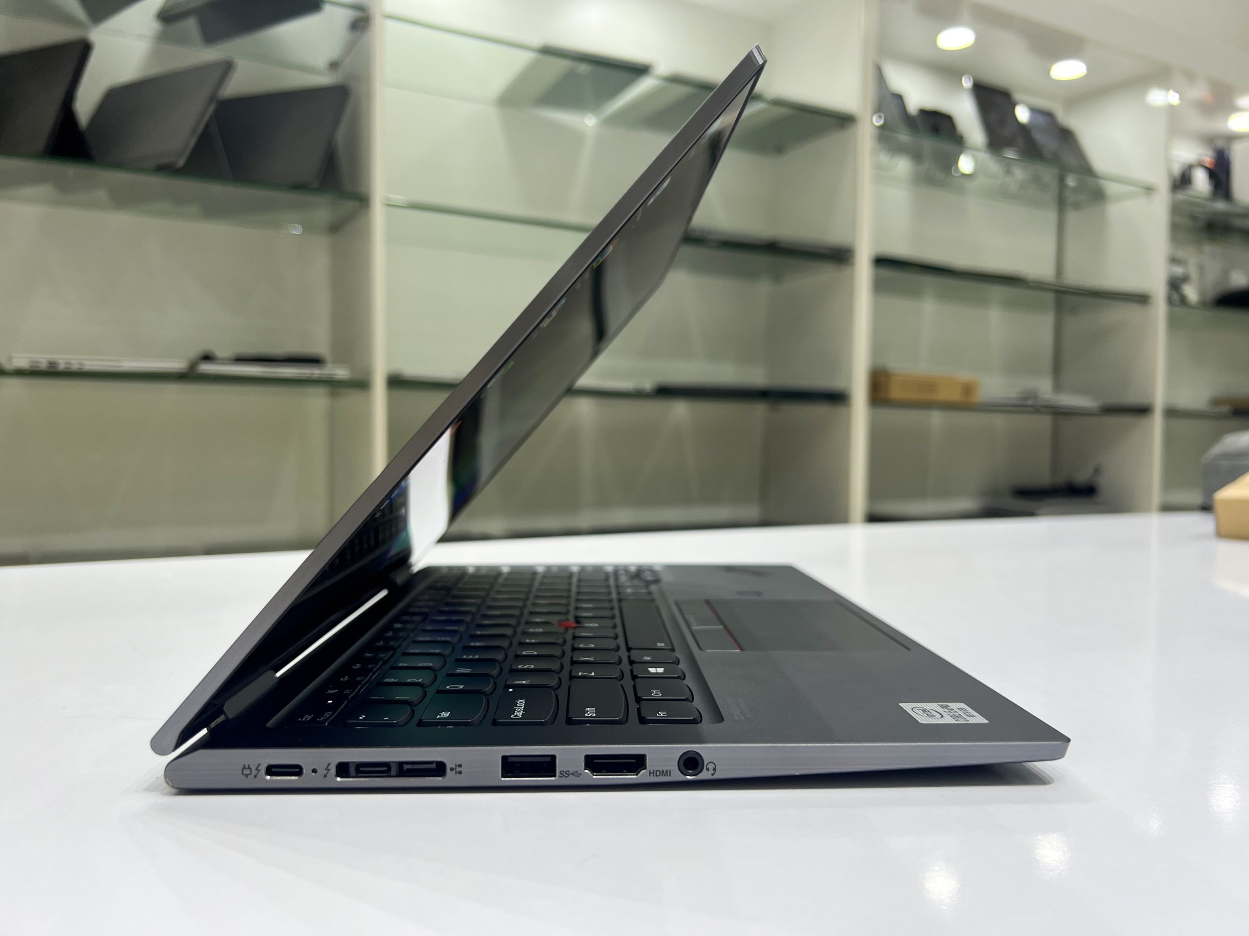 Lenovo Thinkpad X1 Yoga Gen 4 ໝູນພັບ 360 ອົງສາ
