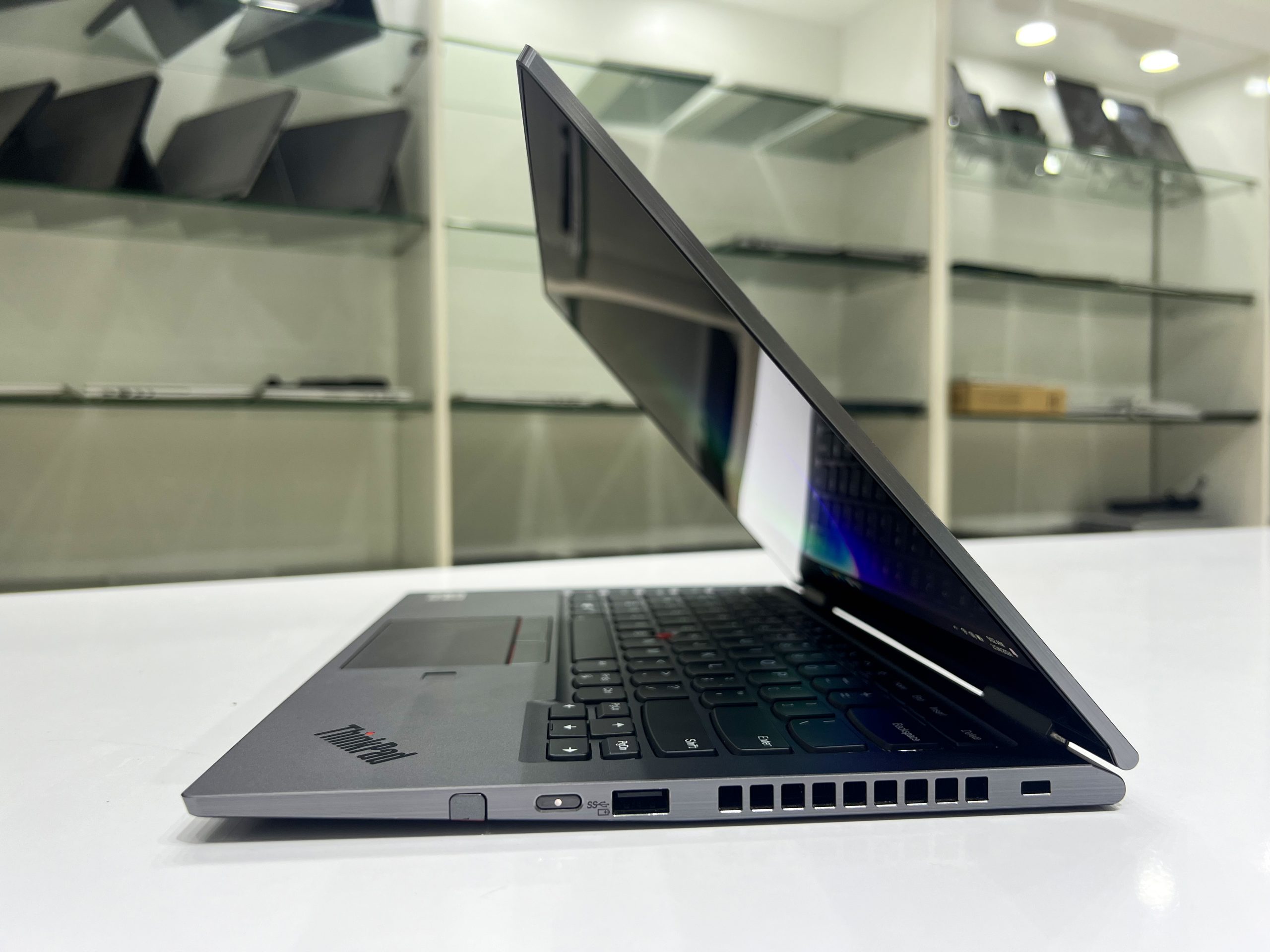 Lenovo Thinkpad X1 Yoga Gen 4 ໝູນພັບ 360 ອົງສາ