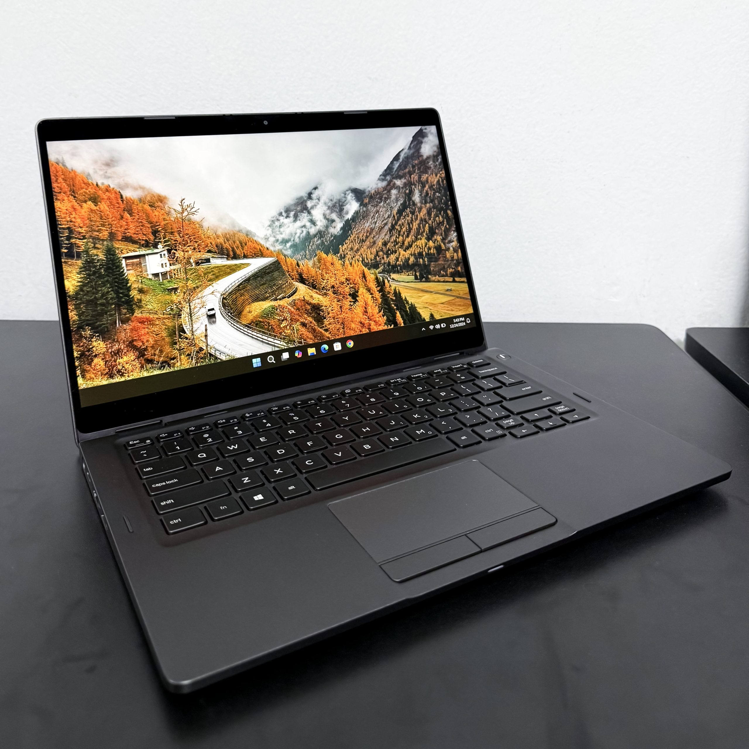 Dell Latitude 5300 X360 i7 8665U - Laptop ສຳລັບນັກທຸລະກິດຂະໜາດນ້ອຍກະທັດຮັດພິເສດ
