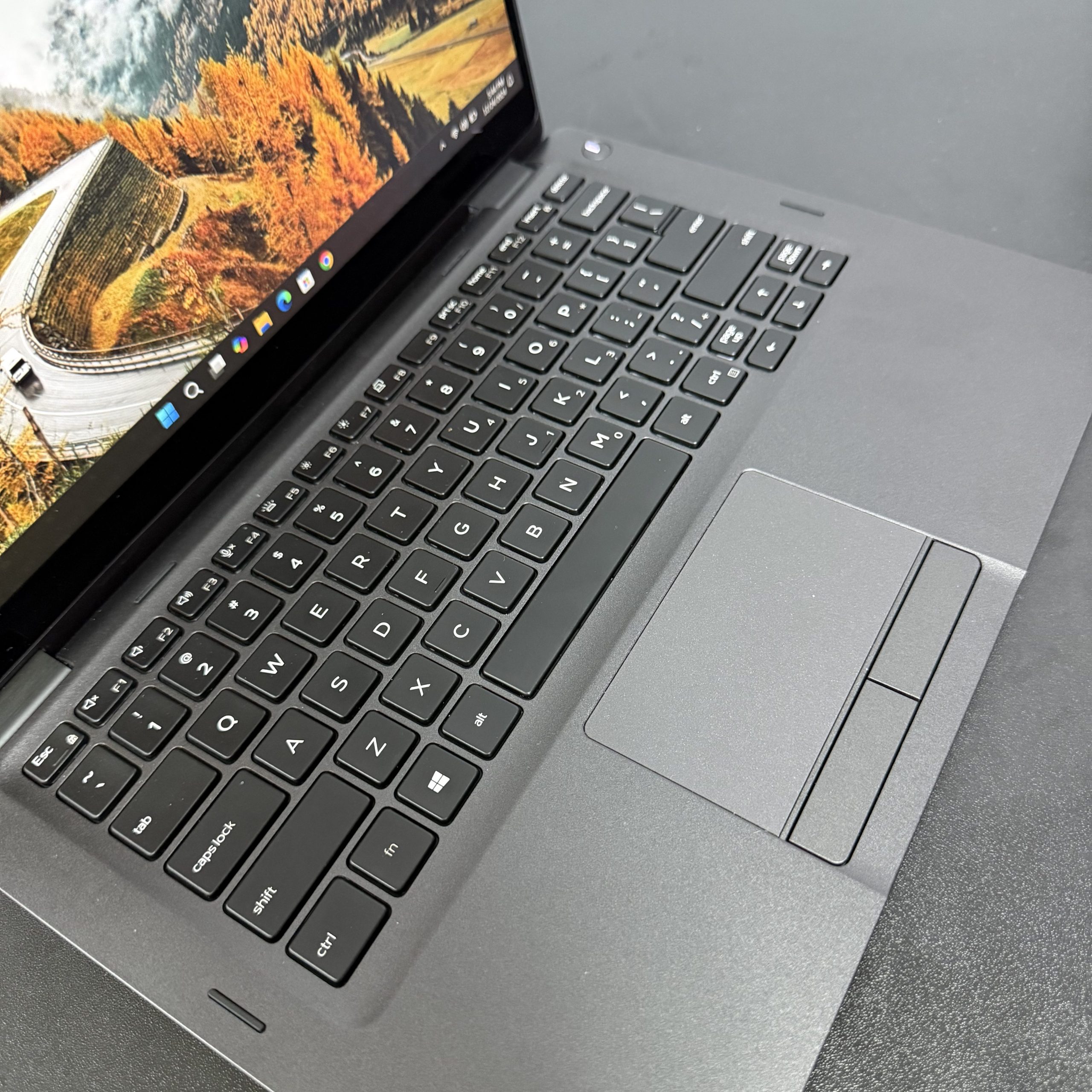 Dell Latitude 5300 X360 i7 8665U - Laptop ສຳລັບນັກທຸລະກິດຂະໜາດນ້ອຍກະທັດຮັດພິເສດ