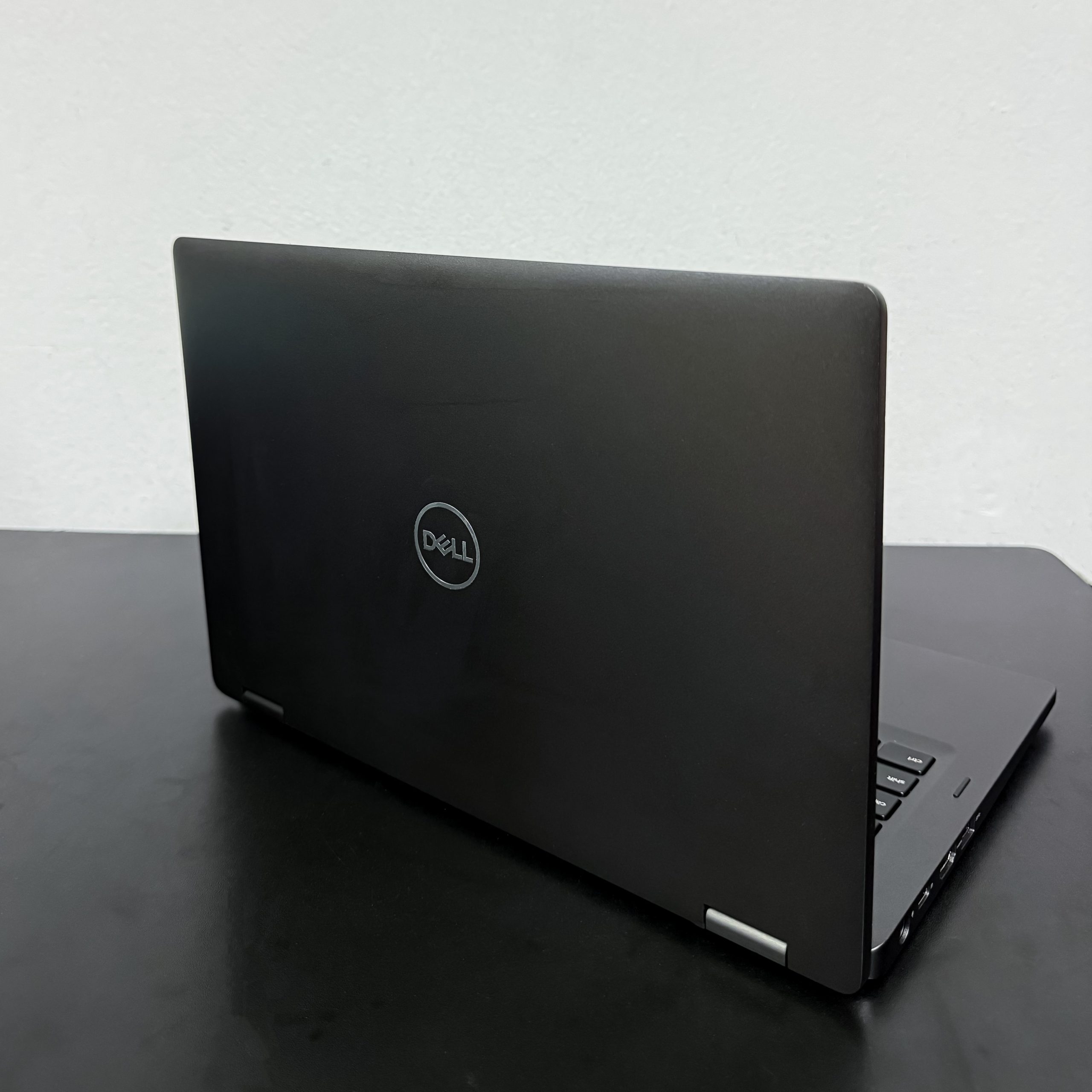 Dell Latitude 5300 X360 i7 8665U - Laptop ສຳລັບນັກທຸລະກິດຂະໜາດນ້ອຍກະທັດຮັດພິເສດ