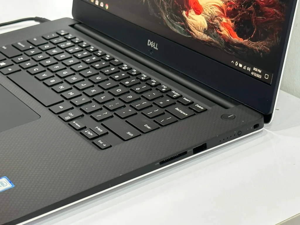Bàn phím Dell Precision 5530 với touchpad rộng rãi và linh hoạt