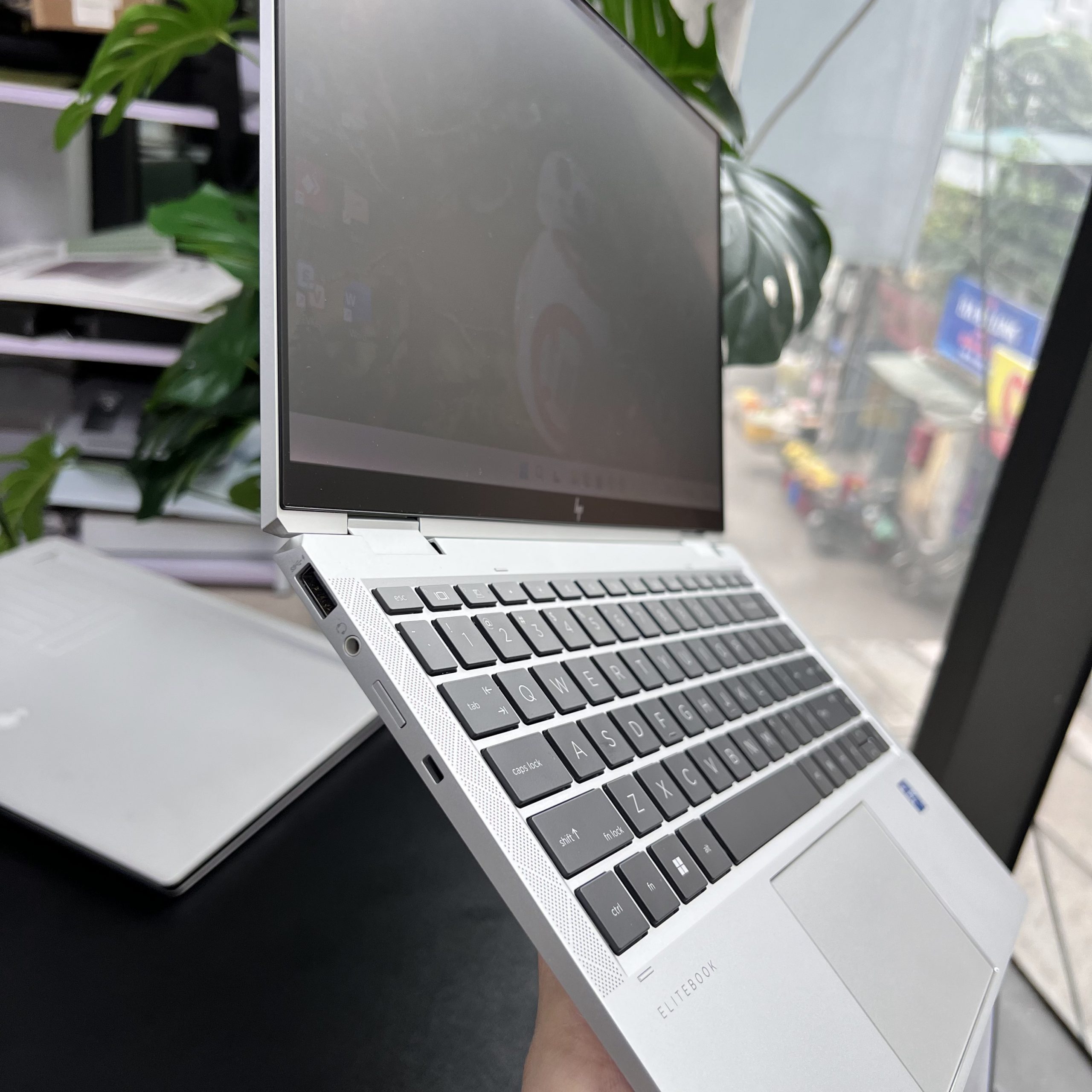 HP EliteBook 1040 G8 x360 - ຊັ້ນສູງ, ມີກຳລັງ ກັບ Core i7 Gen 11
